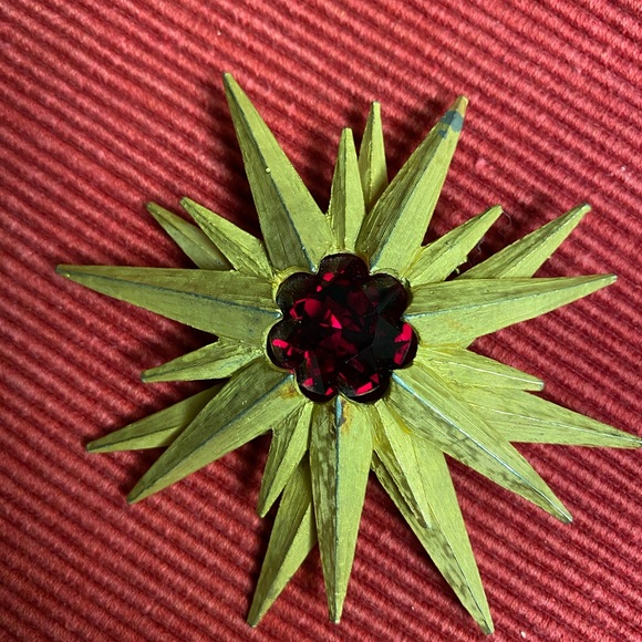 Roger Van S brooch. Starburst with lg red cut stone - Picture 3 of 3